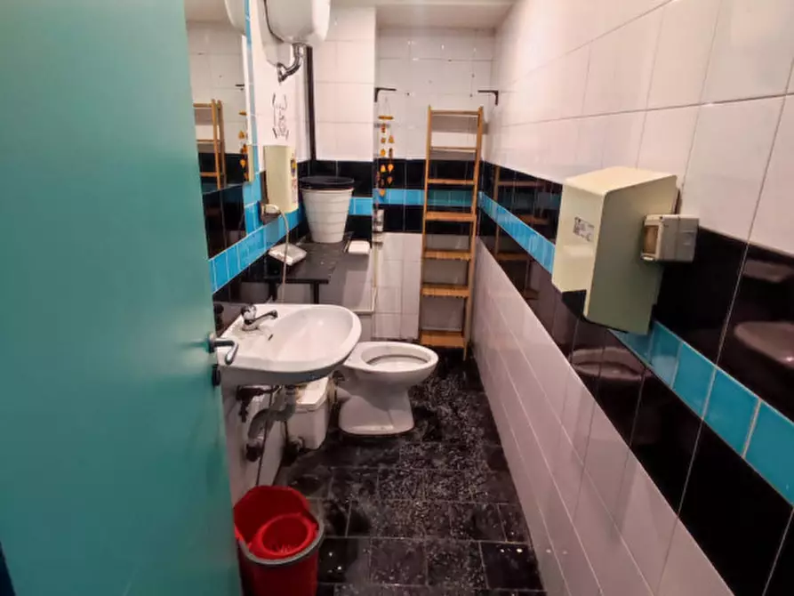 Immagine 13 di Attività commerciale in affitto  in Via Scarlatti a Napoli