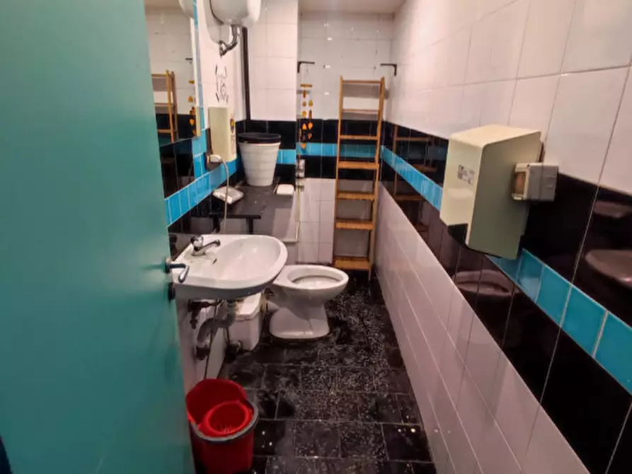 Immagine 14 di Attività commerciale in affitto  in Via Scarlatti a Napoli