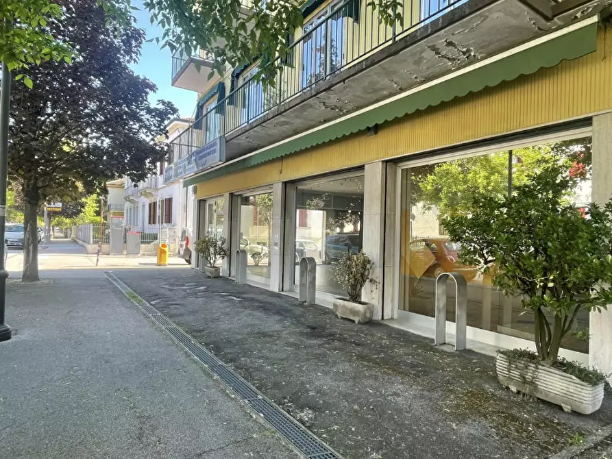 Immagine 1 di Negozio in affitto  a Battaglia Terme