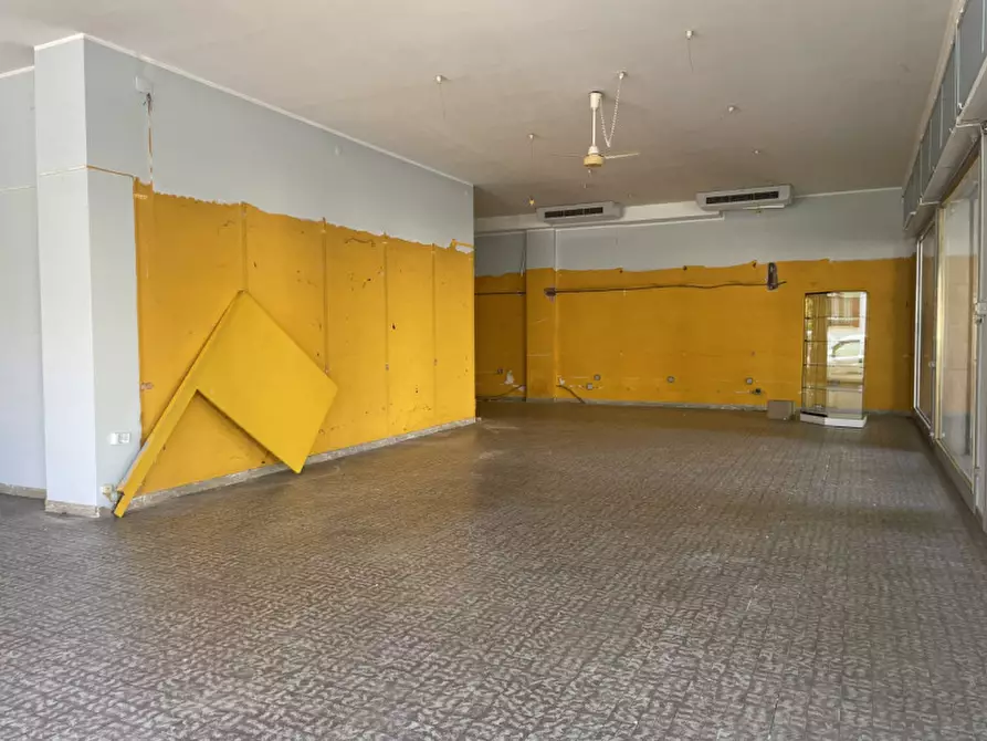 Immagine 2 di Negozio in affitto  a Battaglia Terme