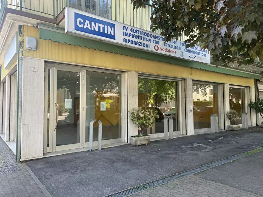 Immagine 11 di Negozio in affitto  a Battaglia Terme