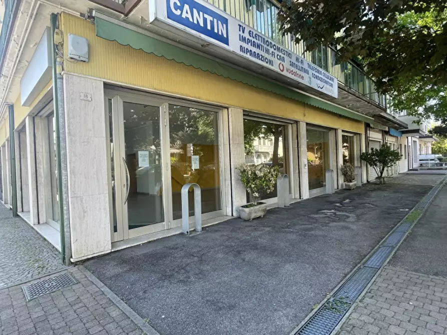 Immagine 12 di Negozio in affitto  a Battaglia Terme