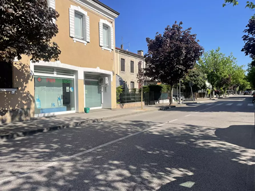 Immagine 1 di Negozio in affitto  in viale roma a Battaglia Terme