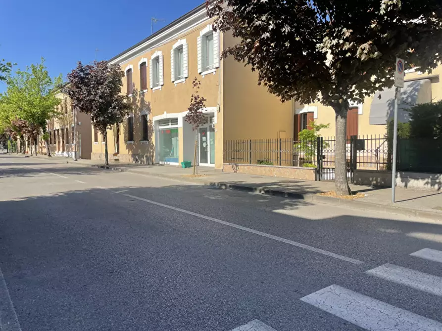 Immagine 2 di Negozio in affitto  in viale roma a Battaglia Terme