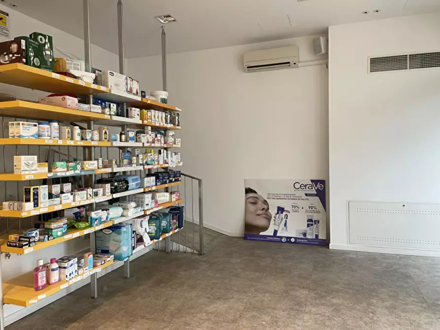 Immagine 5 di Negozio in affitto  in viale roma a Battaglia Terme