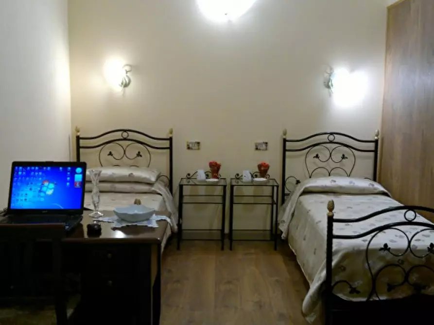Immagine 2 di Camera in affitto  in via tribunali 236 a Napoli