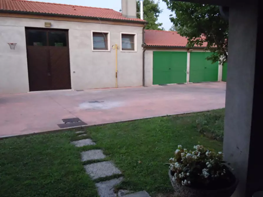 Immagine 2 di Negozio in affitto  a Mestrino