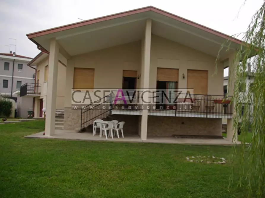 Immagine 1 di Villa in vendita  in via roma a Camisano Vicentino