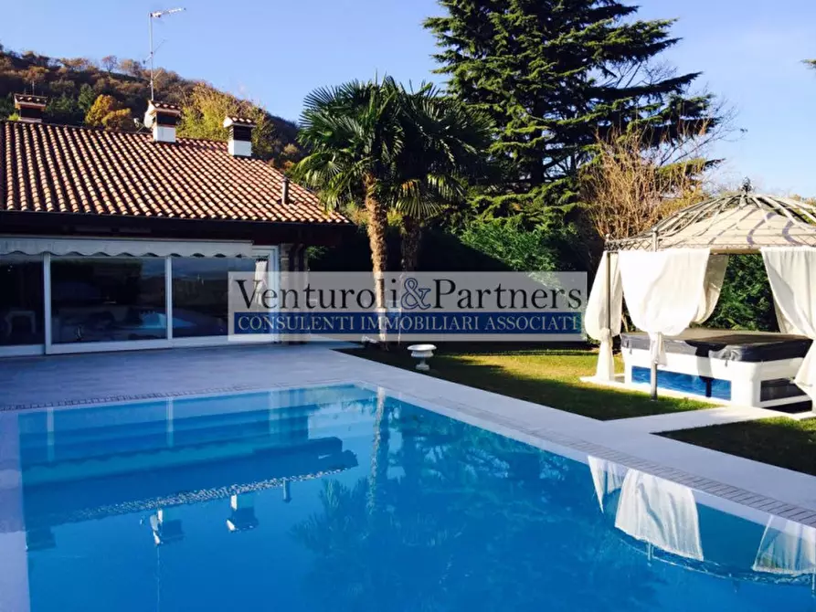 Immagine 3 di Villa in vendita  in via Barcuzzi a Lonato del Garda