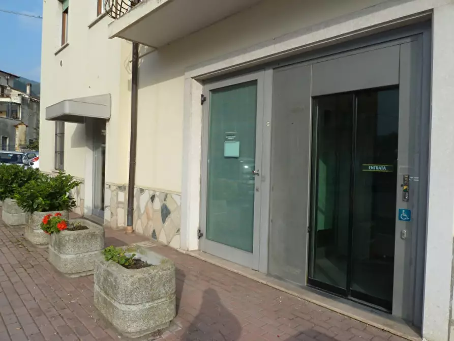 Immagine 20 di Negozio in affitto  a Badia Calavena
