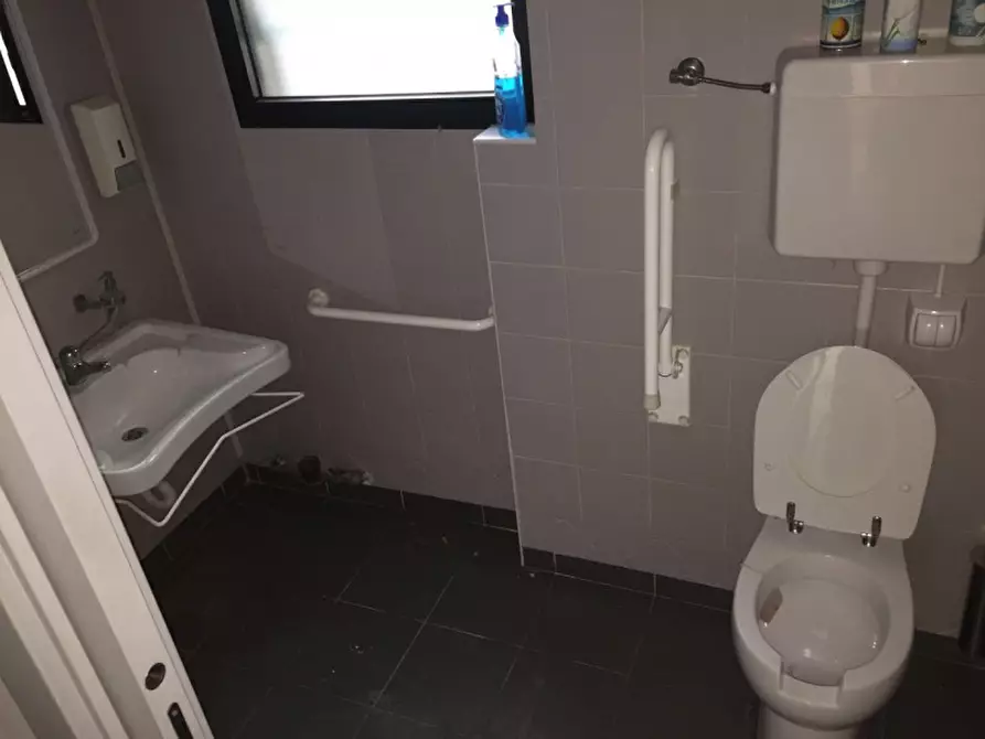 Immagine 4 di Negozio in vendita  in Via Pastore a Vigonza