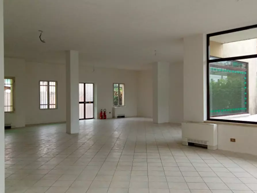 Immagine 4 di Negozio in affitto  a Padova