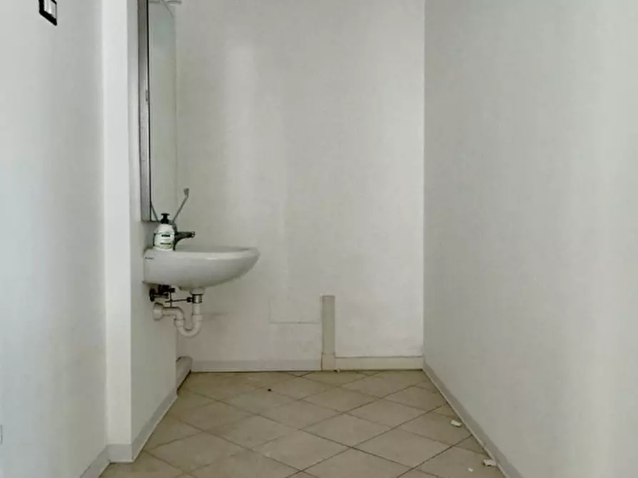 Immagine 9 di Negozio in affitto  a Padova