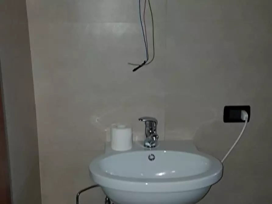 Immagine 11 di Negozio in vendita  in Via Principe Umberto, 54/B a Este