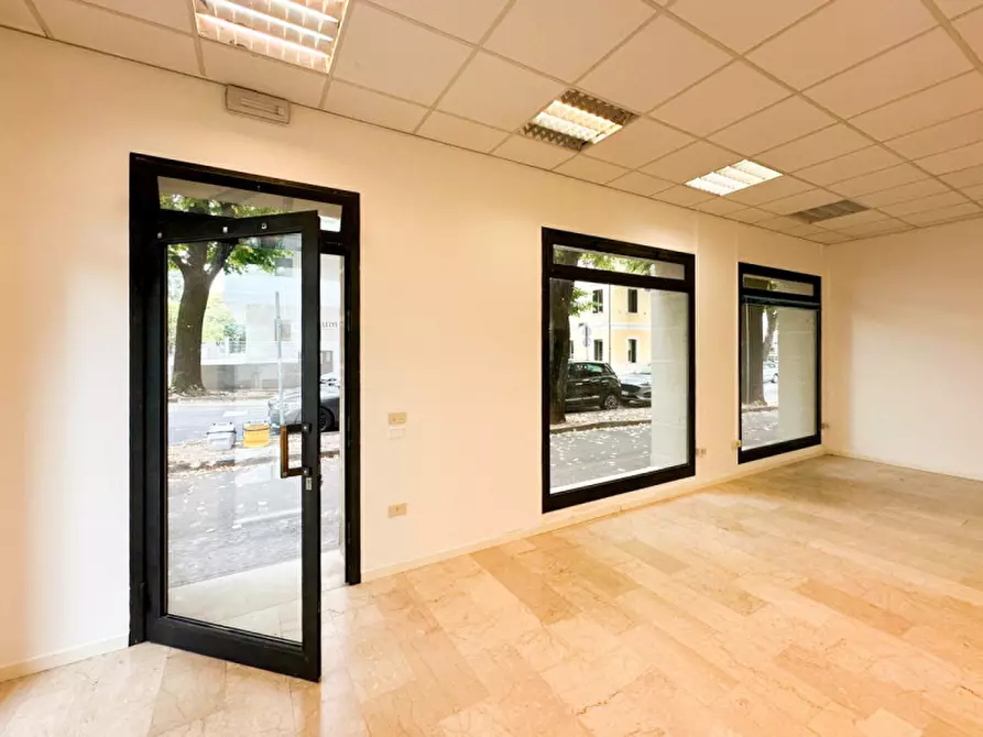 Immagine 2 di Negozio in affitto  in viale della Vittoria a Montebelluna