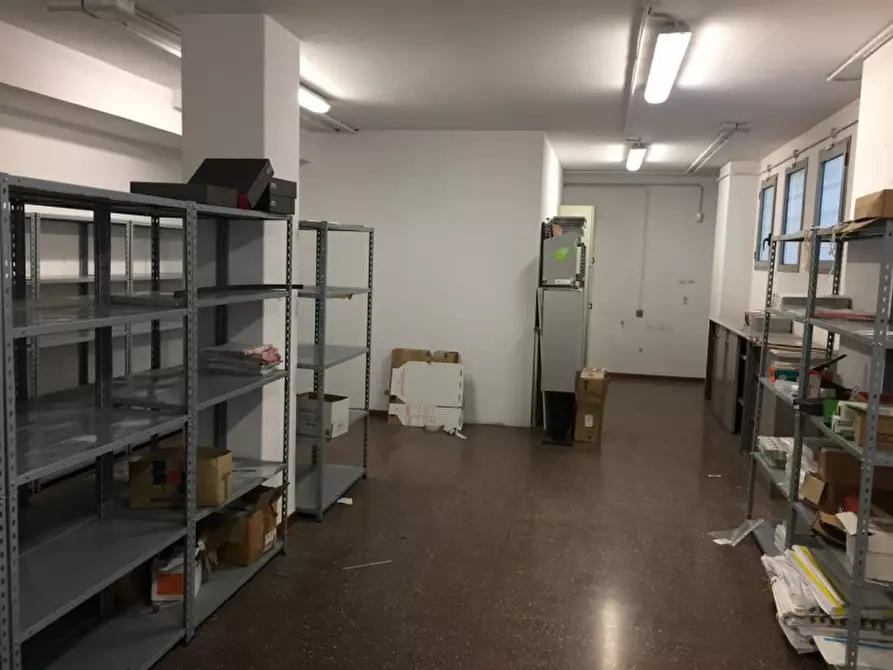 Immagine 21 di Negozio in affitto  in via borromeo a Padova