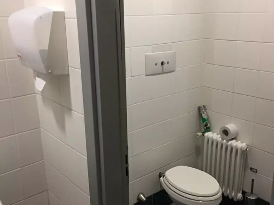 Immagine 24 di Negozio in affitto  in via borromeo a Padova