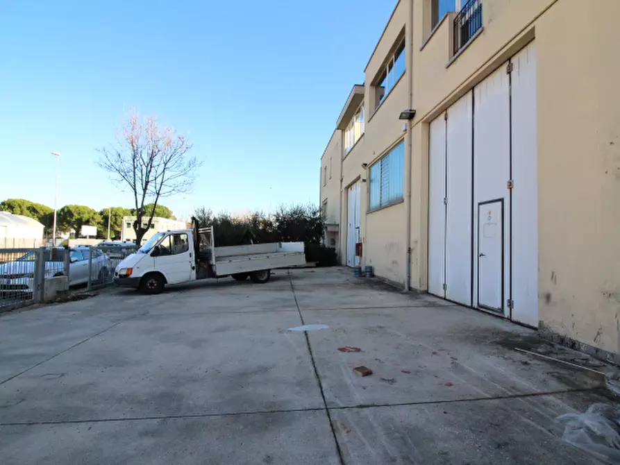 Immagine 3 di Capannone industriale in vendita  a Senigallia