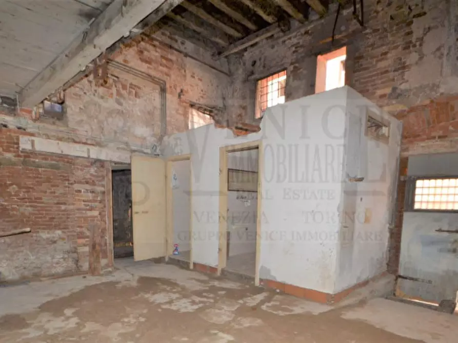 Immagine 10 di Capannone industriale in vendita  a Venezia