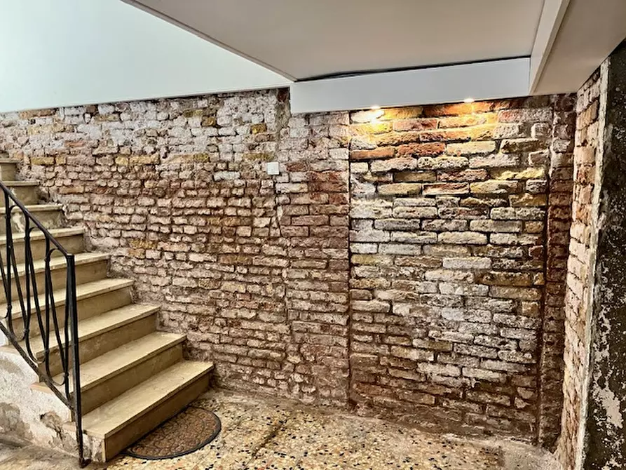 Immagine 40 di Appartamento in vendita  in campiello sansoni a Venezia