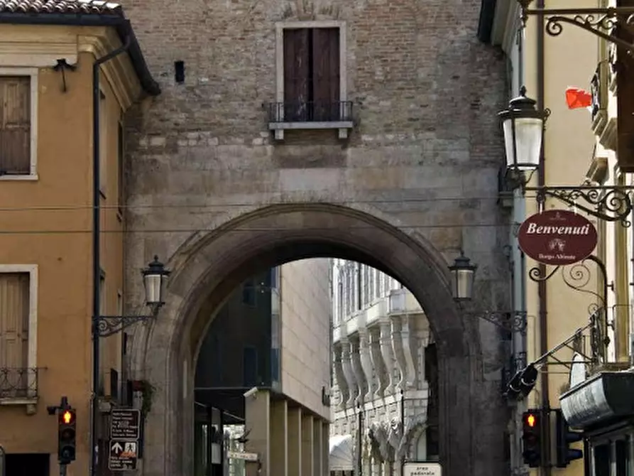 Immagine 1 di Negozio in vendita  in centro storico vicinanze Porta Altinate a Padova