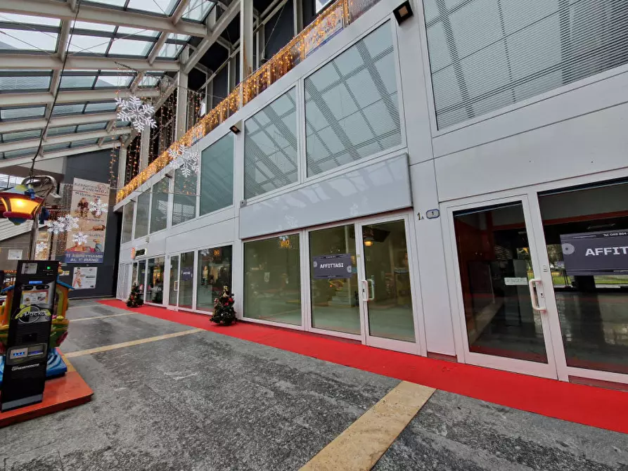 Immagine 1 di Negozio in affitto  a Padova