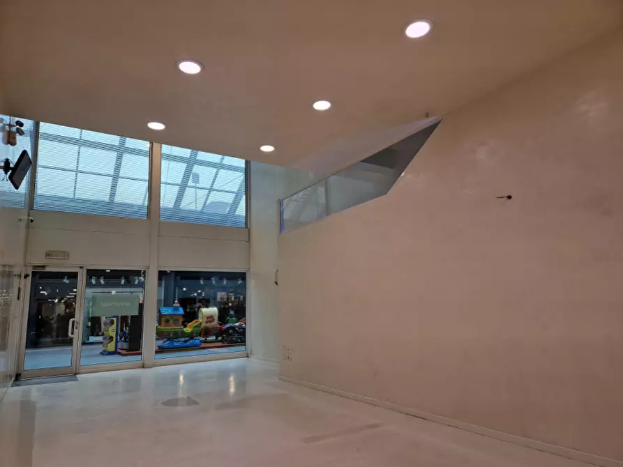 Immagine 15 di Negozio in affitto  in Via T. Aspetti a Padova