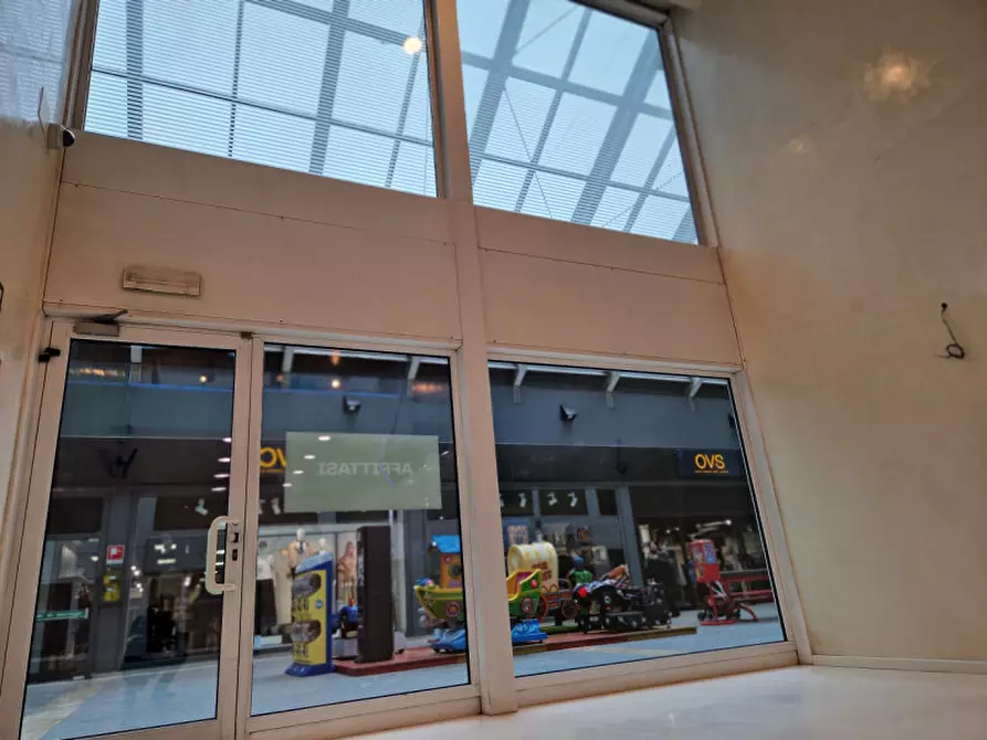 Immagine 16 di Negozio in affitto  in Via T. Aspetti a Padova