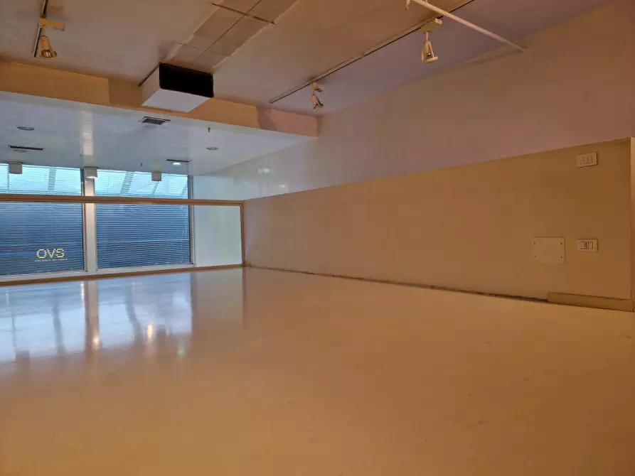 Immagine 21 di Negozio in affitto  in Via T. Aspetti a Padova