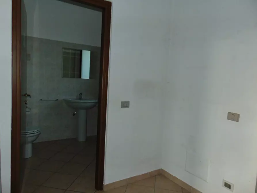 Immagine 8 di Negozio in affitto  a Turbigo