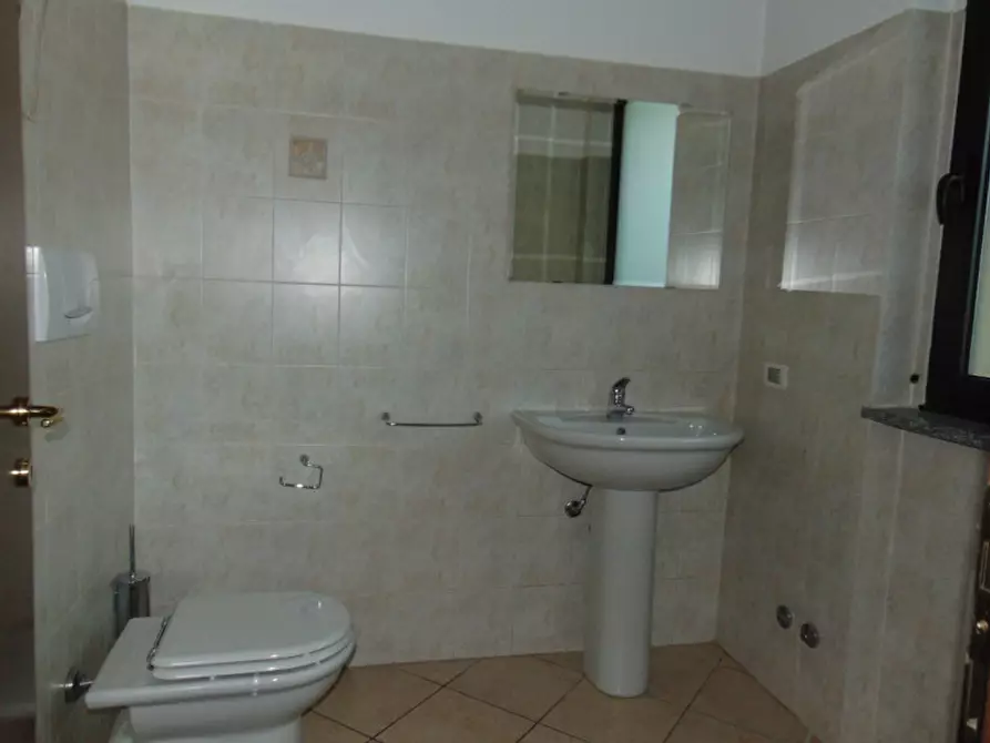 Immagine 10 di Negozio in affitto  a Turbigo