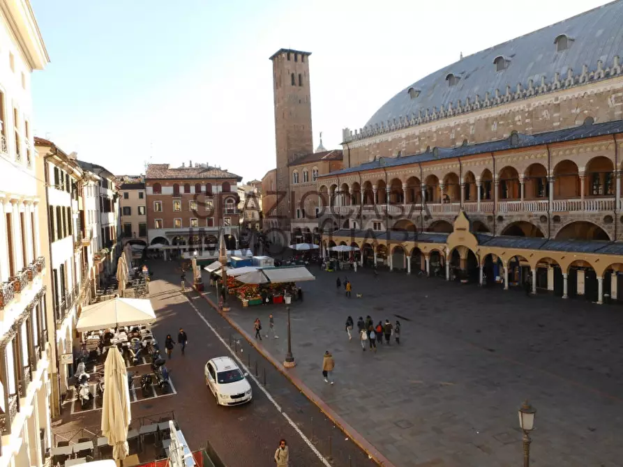 Immagine 1 di Negozio in affitto  in Piazza delle Erbe a Padova