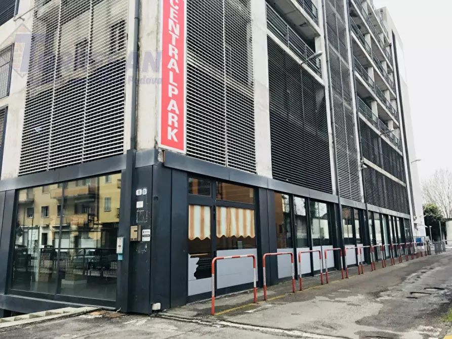 Immagine 2 di Garage in vendita  in via annibale da bassano a Padova