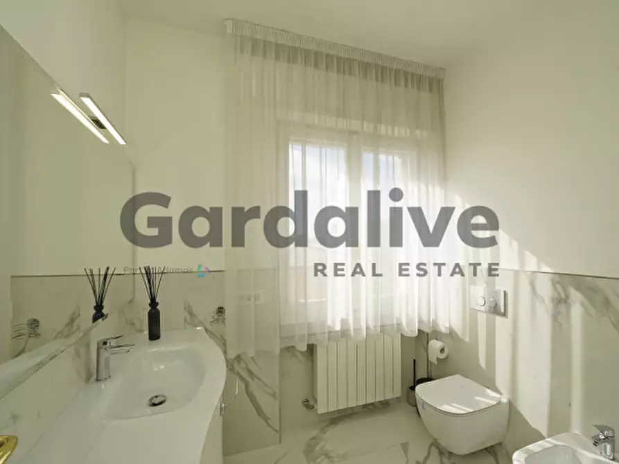 Immagine 16 di Appartamento in vendita  in via San Martino della Battaglia a Sirmione