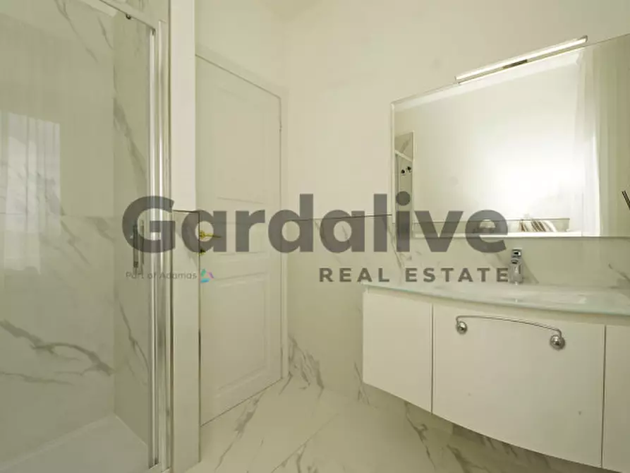 Immagine 17 di Appartamento in vendita  in via San Martino della Battaglia a Sirmione