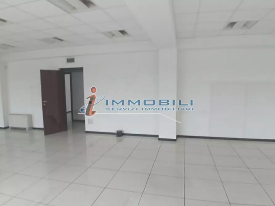 Immagine 22 di Palazzo in affitto  in VIA GROSIO a Milano