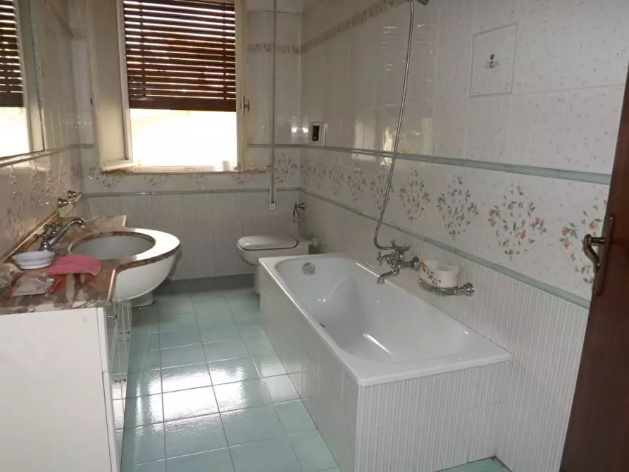 Immagine 20 di Palazzo in vendita  a Trecastelli