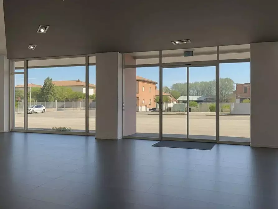 Immagine 2 di Negozio in vendita  in Via Scapacchiò a Selvazzano Dentro