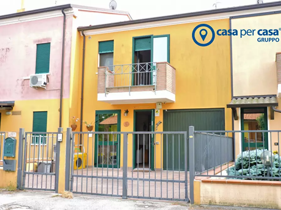 Immagine 1 di Casa trifamiliare in vendita  in Via Domenico Sampieri a Adria