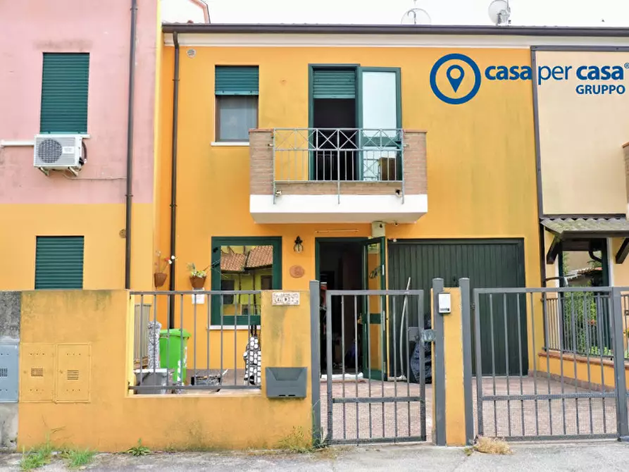 Immagine 2 di Casa trifamiliare in vendita  in Via Domenico Sampieri a Adria