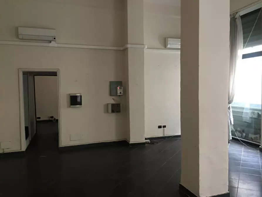 Immagine 4 di Negozio in vendita  in via del molo a Genova