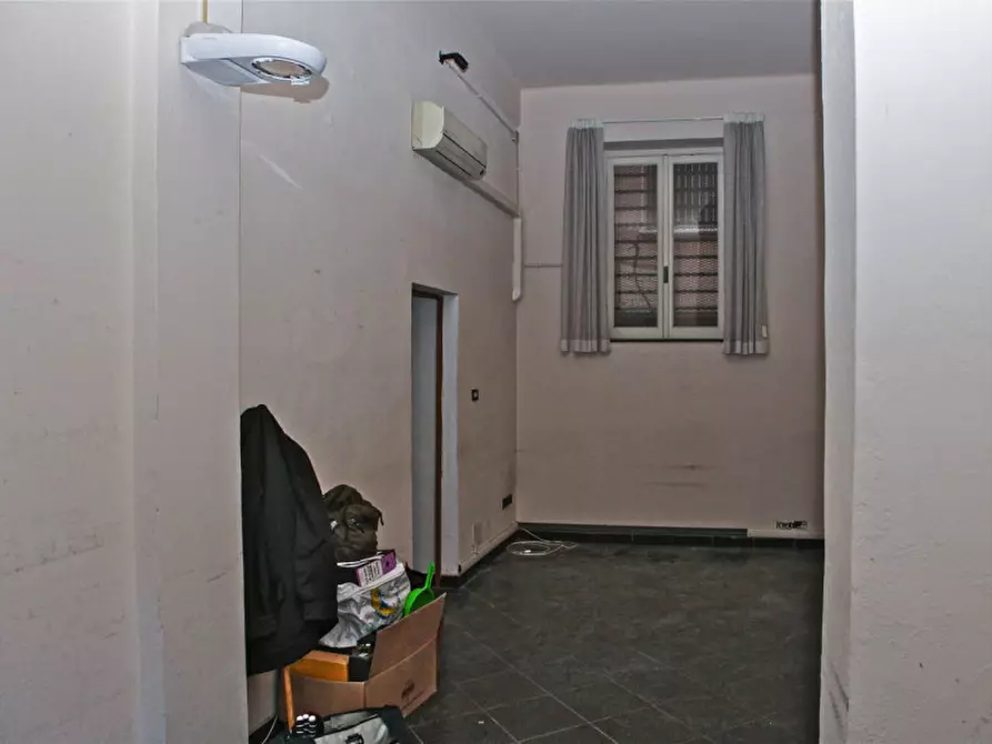 Immagine 8 di Negozio in vendita  in via del molo a Genova