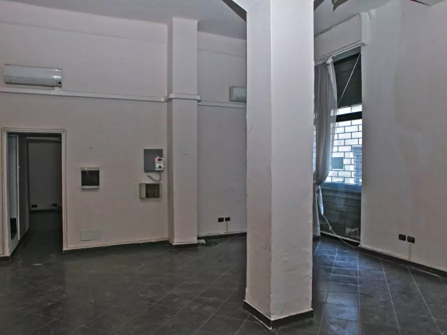 Immagine 10 di Negozio in vendita  in via del molo a Genova