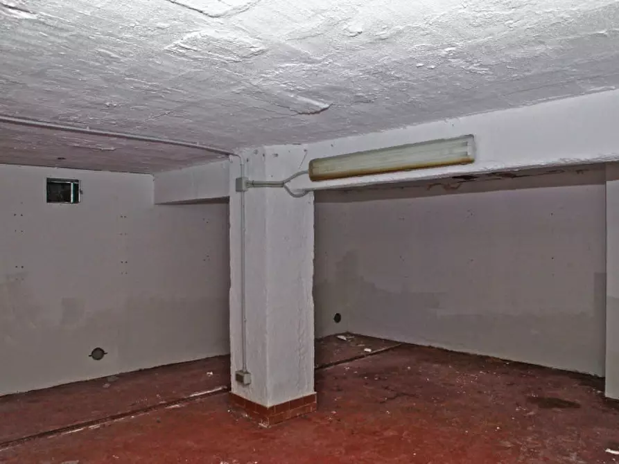 Immagine 11 di Negozio in vendita  in via del molo a Genova