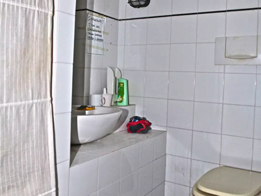 Immagine 17 di Negozio in vendita  in via del molo a Genova