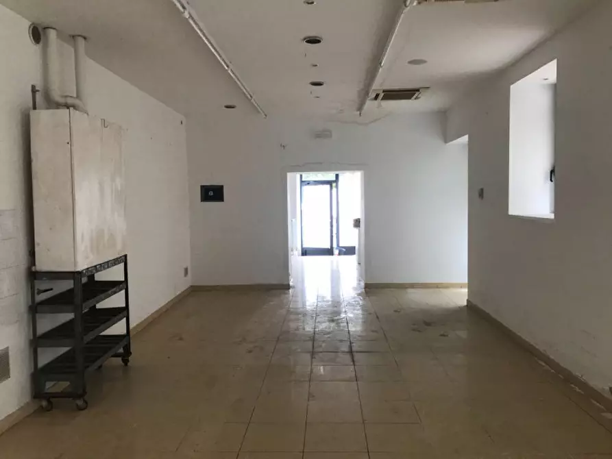 Immagine 17 di Negozio in vendita  a Senigallia