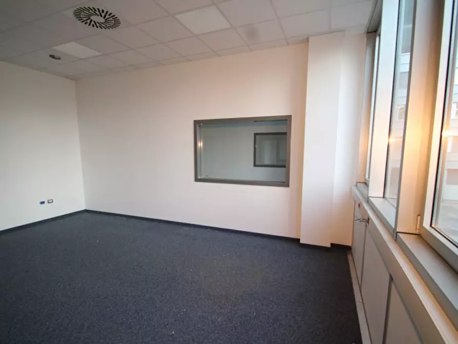 Immagine 3 di Ufficio in affitto  a Bolzano