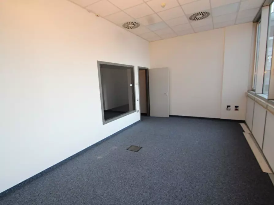 Immagine 4 di Ufficio in affitto  a Bolzano