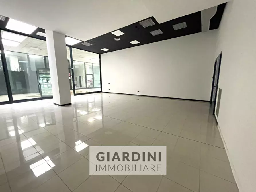 Immagine 10 di Negozio in vendita  a Vigonza