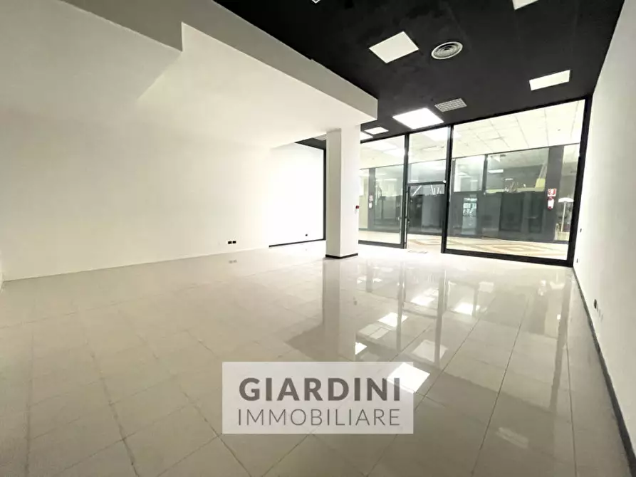 Immagine 11 di Negozio in vendita  a Vigonza